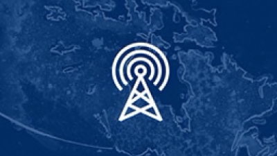 Une carte du Canada bleue avec un dessin en 2D superposé d’une station de base émettant des ondes radio.