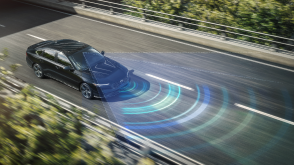 Plan de trois quarts en plongée d’une Accord noire circulant sur une autoroute en pleine ville. Des lignes et des ondes de capteur bleues sont émises depuis l’avant. 