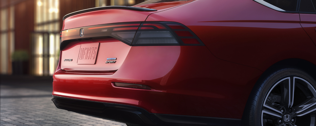 Gros plan de trois quarts du coffre et de l’aile de roue arrière d’une Accord rouge.