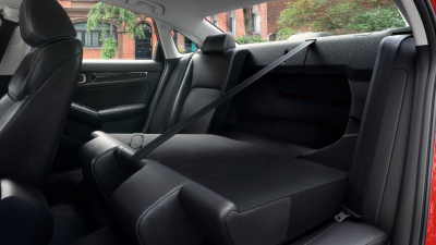 Gros plan d’une banquette arrière rabattue.