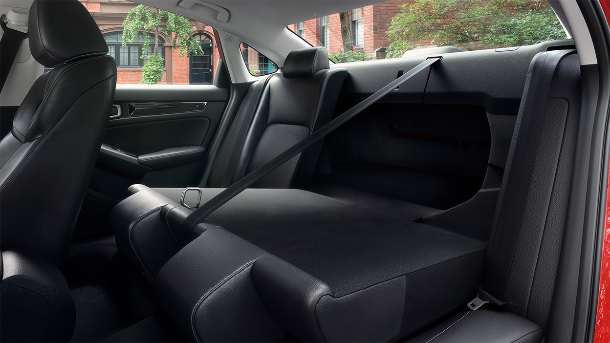 Gros plan d’une banquette arrière rabattue.