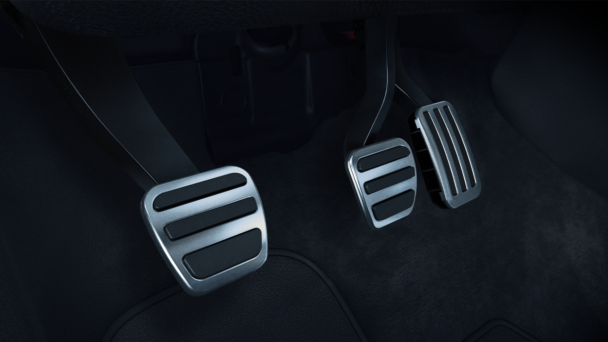 Gros plan sur les pédales sport avec garnitures en aluminium.