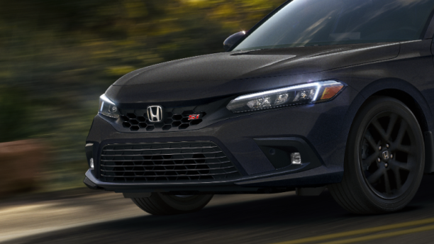 Plan de trois quarts avant de la Civic Si noire.