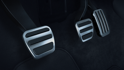 Gros plan des pédales sport avec garnitures en aluminium.